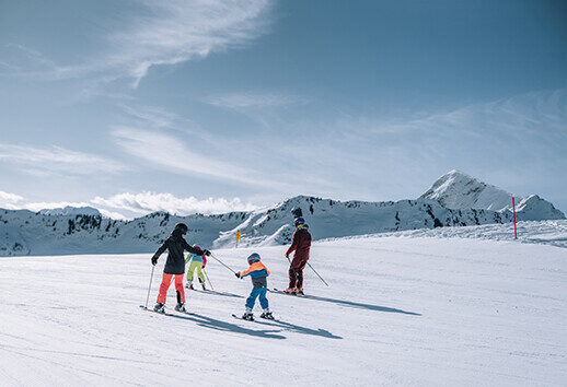 Family with children skiing in Damüls/Faschina.