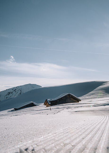 Picture of a snow-covered old hut directly in Faschina.