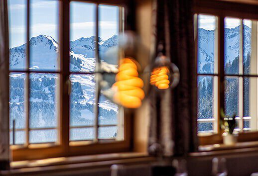 Blick auf die Bergkulisse aus dem Fenster unseres Restaurant