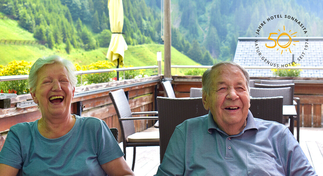 Die Seniorchefs sind noch oft im Hotel Sonnasita anzutreffen.