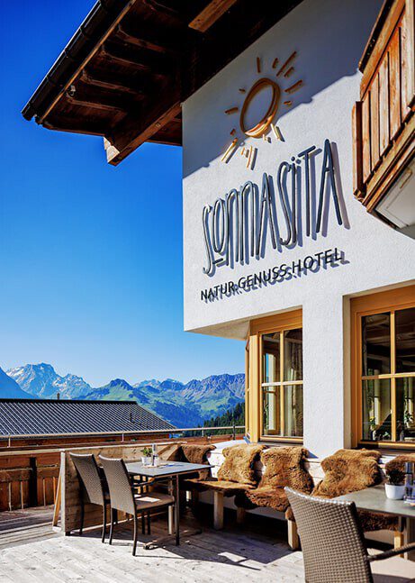 View from the terrace to the beautiful mountain panorama of Faschina.