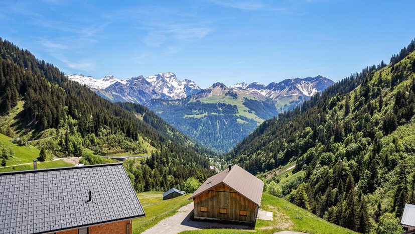 Aussicht vom Hotel Sonnasita Faschina auf die Berglandschaft im Frühling.