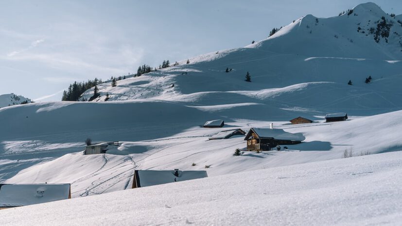 Verschneite Aussicht vom Winterwanderweg auf Damüls und Faschina.